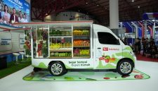 Pengunjung melihat unit Daihatsu Gran Max Mobile Market yang ditampilkan Daihatsu dalam ajang GIICOMVEC 2026 di JIExpo Kemayoran, sebagai inspirasi solusi bisnis minimarket berjalan.