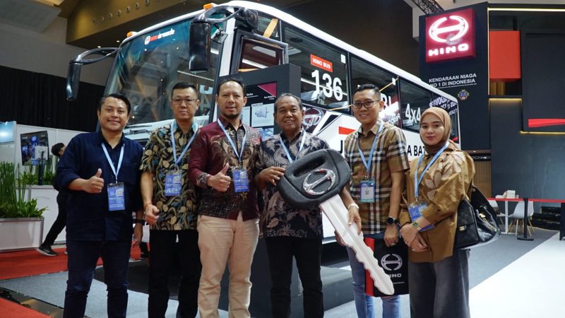 Seremoni penyerahan unit perdana Hino Bus 136 MDBL 4x4 dari HMSI kepada PT Satria Jaya Sultra di ajang GIICOMVEC 2026, JIExpo Kemayoran, Jakarta.