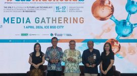Sejumlah narasumber dan perwakilan penyelenggara berfoto bersama usai acara media gathering Lab Indonesia 2026 di ICE BSD City, Tangerang, Rabu (1/4/2026). Acara ini menjadi bagian dari rangkaian menuju pameran industri laboratorium terbesar di Indonesia.