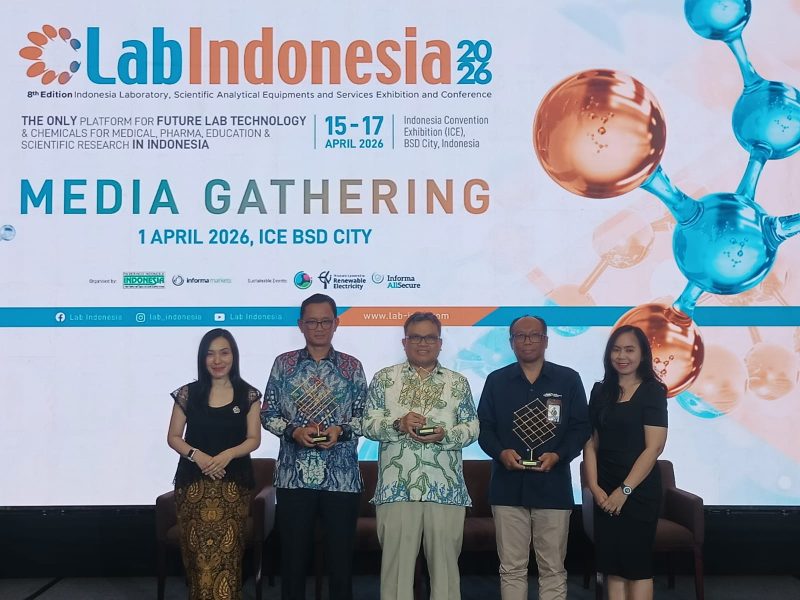 Sejumlah narasumber dan perwakilan penyelenggara berfoto bersama usai acara media gathering Lab Indonesia 2026 di ICE BSD City, Tangerang, Rabu (1/4/2026). Acara ini menjadi bagian dari rangkaian menuju pameran industri laboratorium terbesar di Indonesia.