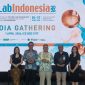 Sejumlah narasumber dan perwakilan penyelenggara berfoto bersama usai acara media gathering Lab Indonesia 2026 di ICE BSD City, Tangerang, Rabu (1/4/2026). Acara ini menjadi bagian dari rangkaian menuju pameran industri laboratorium terbesar di Indonesia.