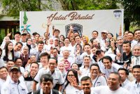 Suasana kebersamaan peserta dalam acara Halal Bihalal komunitas White Car Indonesia yang berlangsung hangat dan penuh keakraban, ditandai dengan sesi foto bersama di tengah nuansa silaturahmi pasca-Idulfitri.