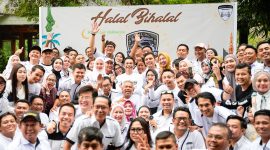 Suasana kebersamaan peserta dalam acara Halal Bihalal komunitas White Car Indonesia yang berlangsung hangat dan penuh keakraban, ditandai dengan sesi foto bersama di tengah nuansa silaturahmi pasca-Idulfitri.