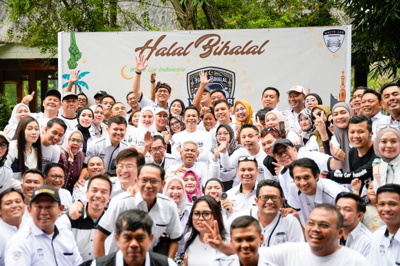 Suasana kebersamaan peserta dalam acara Halal Bihalal komunitas White Car Indonesia yang berlangsung hangat dan penuh keakraban, ditandai dengan sesi foto bersama di tengah nuansa silaturahmi pasca-Idulfitri.