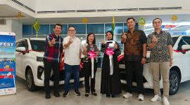 Penyerahan hadiah utama program DAIFEST 2025 oleh Astra Daihatsu kepada pelanggan terpilih di Astra Daihatsu Sunter, Jakarta.