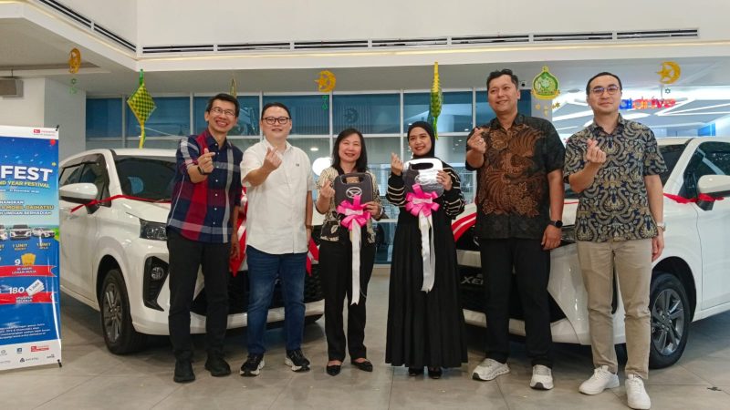 Penyerahan hadiah utama program DAIFEST 2025 oleh Astra Daihatsu kepada pelanggan terpilih di Astra Daihatsu Sunter, Jakarta.