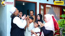 Momen haru saat seorang marbot masjid bersama keluarga memanjatkan doa sebelum berangkat umrah melalui program “Umrah Untuk Sahabat” dari Adira Finance.