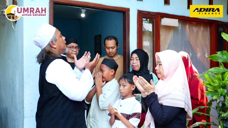 Momen haru saat seorang marbot masjid bersama keluarga memanjatkan doa sebelum berangkat umrah melalui program “Umrah Untuk Sahabat” dari Adira Finance.