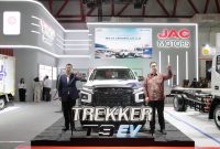 Booth JAC Motors Indonesia menampilkan lini kendaraan listrik niaga dalam ajang GIICOMVEC 2026 di Jakarta.