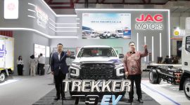 Booth JAC Motors Indonesia menampilkan lini kendaraan listrik niaga dalam ajang GIICOMVEC 2026 di Jakarta.