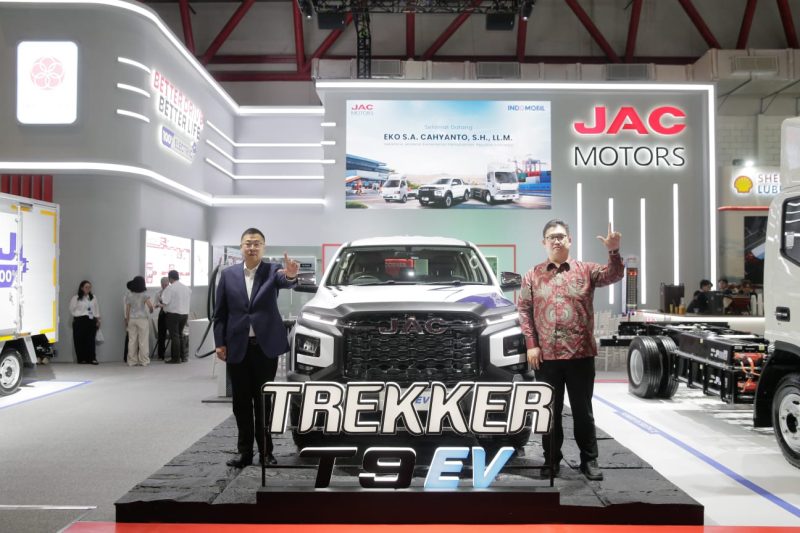 Booth JAC Motors Indonesia menampilkan lini kendaraan listrik niaga dalam ajang GIICOMVEC 2026 di Jakarta.