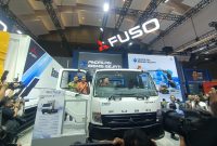 Peluncuran truk Mitsubishi Fuso Fighter X oleh Mitsubishi Fuso Truck and Bus Corporation di ajang pameran otomotif, disaksikan para pengunjung dan awak media.