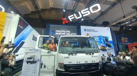 Peluncuran truk Mitsubishi Fuso Fighter X oleh Mitsubishi Fuso Truck and Bus Corporation di ajang pameran otomotif, disaksikan para pengunjung dan awak media.