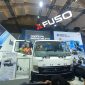 Peluncuran truk Mitsubishi Fuso Fighter X oleh Mitsubishi Fuso Truck and Bus Corporation di ajang pameran otomotif, disaksikan para pengunjung dan awak media.