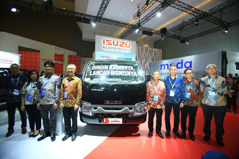 Isuzu TRAGA AC resmi diperkenalkan oleh PT Isuzu Astra Motor Indonesia di ajang GIICOMVEC 2026, hadir dengan fitur AC untuk meningkatkan kenyamanan dan keselamatan pengemudi kendaraan niaga.