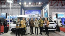 Sejumlah perwakilan FARIZON bersama Arista Group berfoto di booth pada ajang GAIKINDO Indonesia International Commercial Vehicle Expo 2026 di Jakarta International Expo, menandai debut perdana kendaraan komersial listrik FARIZON di Indonesia.