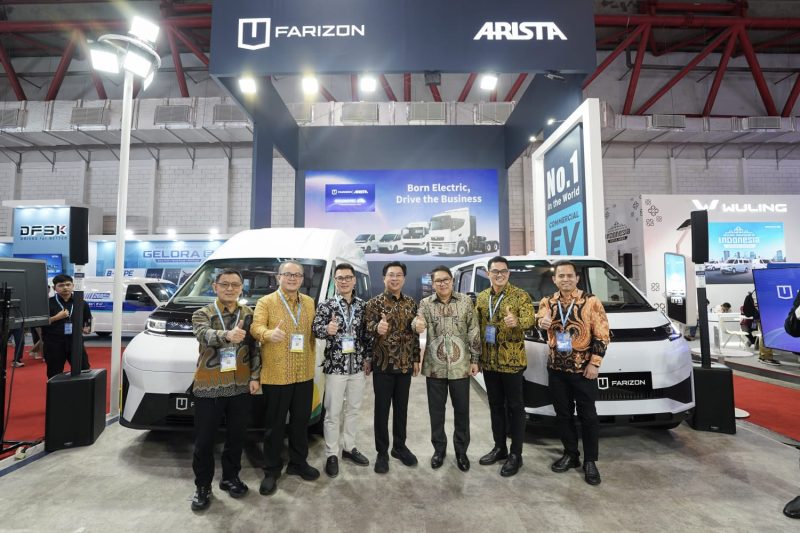 Sejumlah perwakilan FARIZON bersama Arista Group berfoto di booth pada ajang GAIKINDO Indonesia International Commercial Vehicle Expo 2026 di Jakarta International Expo, menandai debut perdana kendaraan komersial listrik FARIZON di Indonesia.