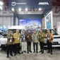 Sejumlah perwakilan FARIZON bersama Arista Group berfoto di booth pada ajang GAIKINDO Indonesia International Commercial Vehicle Expo 2026 di Jakarta International Expo, menandai debut perdana kendaraan komersial listrik FARIZON di Indonesia.