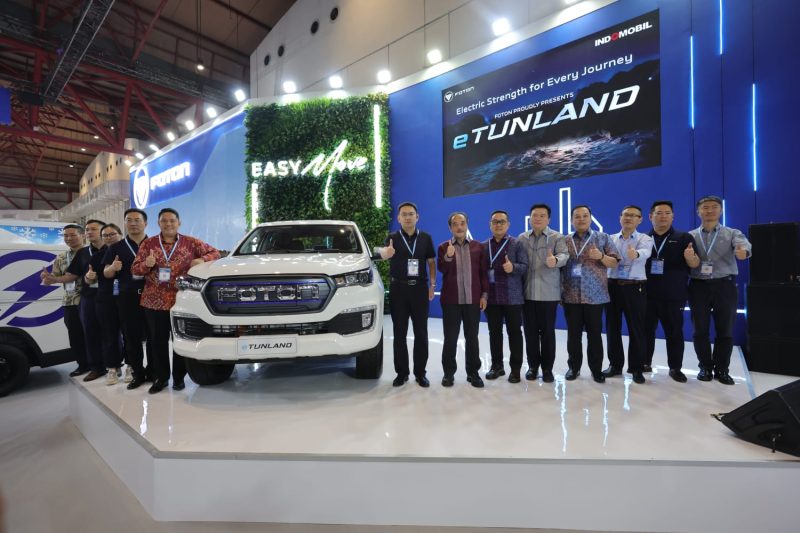 Deretan jajaran manajemen Foton dan PT Indomobil Global Transportasi berfoto bersama di depan kendaraan listrik eTUNLAND saat pembukaan booth pada ajang GIICOMVEC 2026 di JIExpo Kemayoran, Jakarta.
