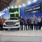 Deretan jajaran manajemen Foton dan PT Indomobil Global Transportasi berfoto bersama di depan kendaraan listrik eTUNLAND saat pembukaan booth pada ajang GIICOMVEC 2026 di JIExpo Kemayoran, Jakarta.