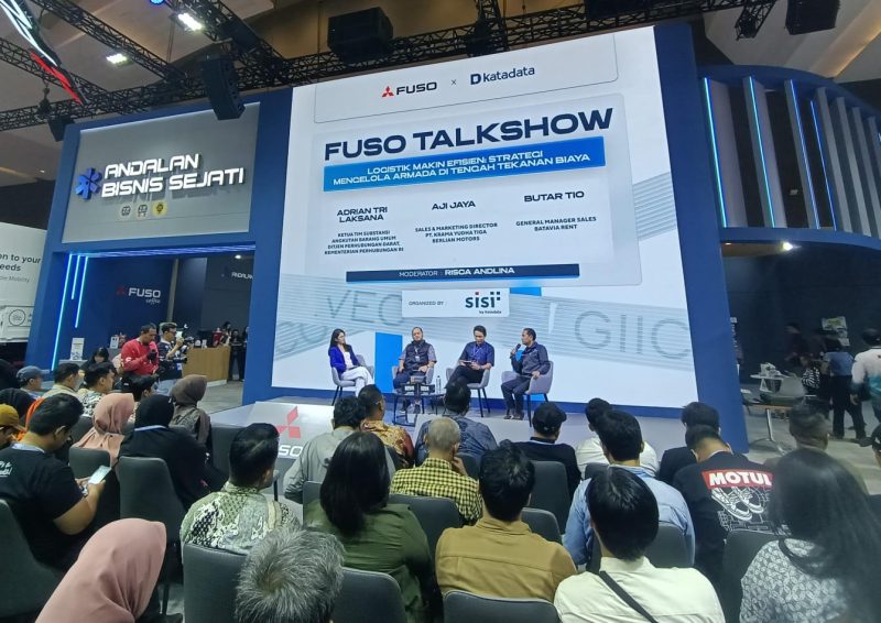 Suasana talkshow Mitsubishi Fuso dalam ajang GIICOMVEC 2026 di JIExpo Kemayoran yang membahas strategi efisiensi logistik di tengah tekanan biaya operasional.