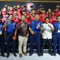 Perwakilan Hino Motors Sales Indonesia bersama tim Dinas Penanggulangan Kebakaran dan Penyelamatan Provinsi DKI Jakarta berfoto bersama usai kegiatan edukasi penanganan kebakaran di booth Hino pada ajang GIICOMVEC 2026 di JIEXPO Kemayoran, Jakarta.