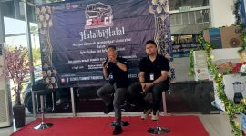 Angga Fadillah, Kepala Bengkel Suzuki Trada Grand Wisata, saat menyampaikan pemaparan dalam sesi talkshow pada acara Halal Bihalal Suzuki XL7 Community Indonesia di dealer resmi PT Buana Indomobil Trada, Bekasi, Minggu (12/4/2026). Kegiatan ini menjadi ajang mempererat hubungan antara komunitas dan pelanggan Suzuki melalui edukasi dan program layanan purna jual
