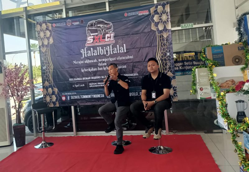 Angga Fadillah, Kepala Bengkel Suzuki Trada Grand Wisata, saat menyampaikan pemaparan dalam sesi talkshow pada acara Halal Bihalal Suzuki XL7 Community Indonesia di dealer resmi PT Buana Indomobil Trada, Bekasi, Minggu (12/4/2026). Kegiatan ini menjadi ajang mempererat hubungan antara komunitas dan pelanggan Suzuki melalui edukasi dan program layanan purna jual