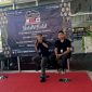 Angga Fadillah, Kepala Bengkel Suzuki Trada Grand Wisata, saat menyampaikan pemaparan dalam sesi talkshow pada acara Halal Bihalal Suzuki XL7 Community Indonesia di dealer resmi PT Buana Indomobil Trada, Bekasi, Minggu (12/4/2026). Kegiatan ini menjadi ajang mempererat hubungan antara komunitas dan pelanggan Suzuki melalui edukasi dan program layanan purna jual