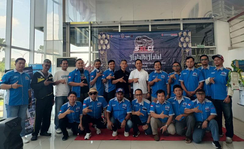 Anggota Suzuki XL7 Community Indonesia (SXLCI) berfoto bersama usai kegiatan Halal Bihalal di Suzuki Trada Grand Wisata, Minggu (12/4/2026).