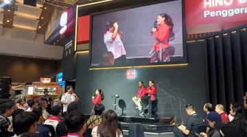 Pengunjung dan anggota Bismania Community mengikuti sesi Bismania Community Talkshow di booth PT Hino Motors Sales Indonesia pada ajang GIICOMVEC 2026, Sabtu (11/4/2025). Acara ini menjadi wadah berbagi pengalaman sekaligus mengenal lebih dekat bus Hino terbaru.