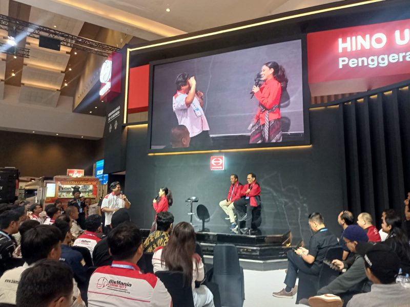 Pengunjung dan anggota Bismania Community mengikuti sesi Bismania Community Talkshow di booth PT Hino Motors Sales Indonesia pada ajang GIICOMVEC 2026, Sabtu (11/4/2025). Acara ini menjadi wadah berbagi pengalaman sekaligus mengenal lebih dekat bus Hino terbaru.
