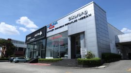 Tampak depan Indomobil Plaza Cikarang sebagai lokasi layanan terpadu MAXUS yang menghadirkan konsep one-stop automotive destination.