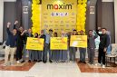 Siswa SMK pemenang Maxim Quiz: English Brain Game berpose usai kompetisi di Bandung, Kamis (16/4/2026).