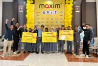 Siswa SMK pemenang Maxim Quiz: English Brain Game berpose usai kompetisi di Bandung, Kamis (16/4/2026).