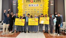 Siswa SMK pemenang Maxim Quiz: English Brain Game berpose usai kompetisi di Bandung, Kamis (16/4/2026).