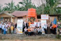 Perwakilan MUFG, Danamon, dan Adira Finance bersama Dompet Dhuafa menyerahkan secara simbolis bantuan sarana air bersih kepada masyarakat terdampak bencana di Aceh, 14–15 April 2026.
