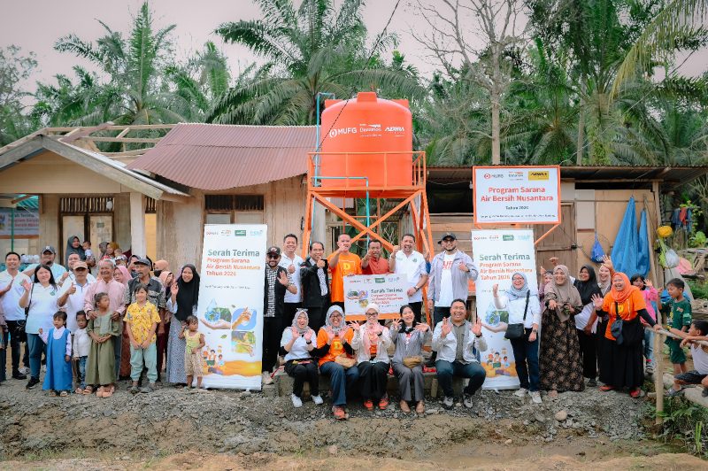 Perwakilan MUFG, Danamon, dan Adira Finance bersama Dompet Dhuafa menyerahkan secara simbolis bantuan sarana air bersih kepada masyarakat terdampak bencana di Aceh, 14–15 April 2026.