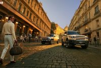 Dua SUV listrik iCAR, termasuk V27, tampil dengan desain boxy futuristik saat melintasi jalanan bergaya Eropa menjelang debut di Beijing International Auto Show 2026.