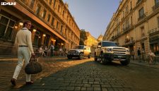 Dua SUV listrik iCAR, termasuk V27, tampil dengan desain boxy futuristik saat melintasi jalanan bergaya Eropa menjelang debut di Beijing International Auto Show 2026.