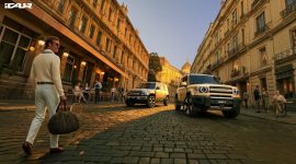 Dua SUV listrik iCAR, termasuk V27, tampil dengan desain boxy futuristik saat melintasi jalanan bergaya Eropa menjelang debut di Beijing International Auto Show 2026.
