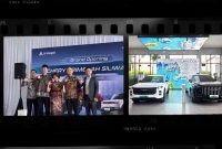Peresmian diler Trimegah Group bersama Chery di Siliwangi, menandai pergeseran fokus bisnis ke kendaraan elektrifikasi asal China. Tampak jajaran manajemen berfoto saat grand opening (kiri), serta lini produk SUV premium Jaecoo yang dipajang di showroom (kanan).