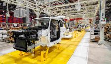 Proses perakitan bodi kendaraan listrik di lini produksi pabrik VinFast di Subang, Jawa Barat, yang menjadi bagian dari penguatan ekosistem industri mobil listrik di Indonesia.