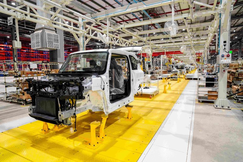 Proses perakitan bodi kendaraan listrik di lini produksi pabrik VinFast di Subang, Jawa Barat, yang menjadi bagian dari penguatan ekosistem industri mobil listrik di Indonesia.