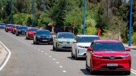 Konvoi mobil listrik VinFast melintas di jalan raya sebagai bagian dari kampanye percepatan adopsi kendaraan ramah lingkungan di berbagai negara, termasuk Indonesia.