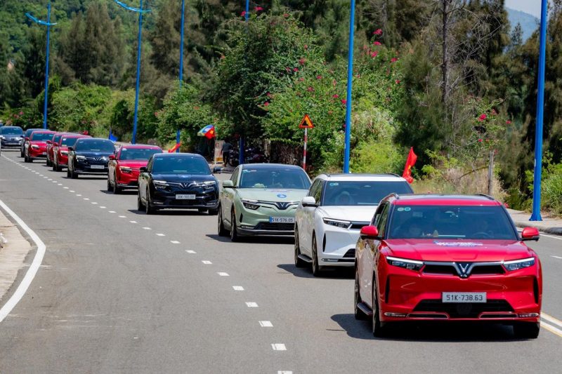 Konvoi mobil listrik VinFast melintas di jalan raya sebagai bagian dari kampanye percepatan adopsi kendaraan ramah lingkungan di berbagai negara, termasuk Indonesia.