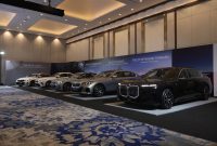 Line-up mobil BMW dipamerkan di BMW Festival of JOY di JIExpo Grand Ballroom, Jakarta.