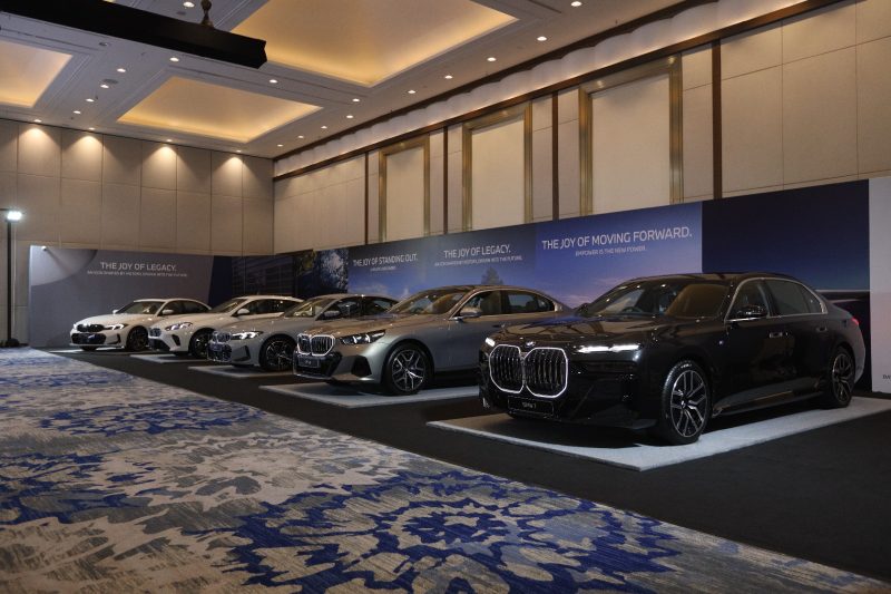Line-up mobil BMW dipamerkan di BMW Festival of JOY di JIExpo Grand Ballroom, Jakarta.