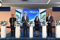 Regional Director RMA Indonesia Roelof Lamberts bersama jajaran meresmikan Ford Experience Center Ford RMA Indonesia di Sunter.