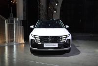 Tampilan depan Hyundai Tucson Hybrid yang mengusung desain modern dan teknologi elektrifikasi untuk mobilitas urban.